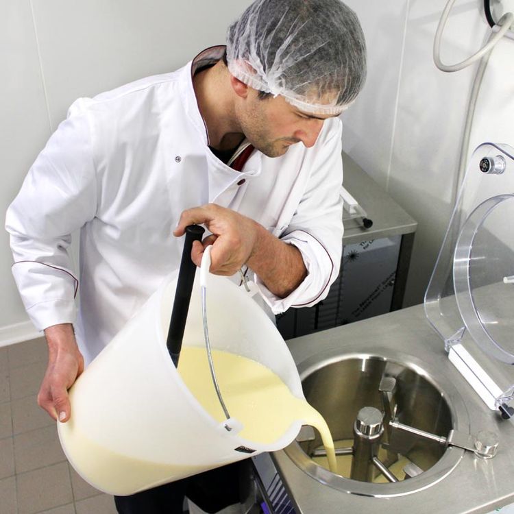 Alexandre Larruhat en pleine préparation de ses crèmes glacées 100% lait de vaches, à Asson. Crédit photo : Stockli Nay